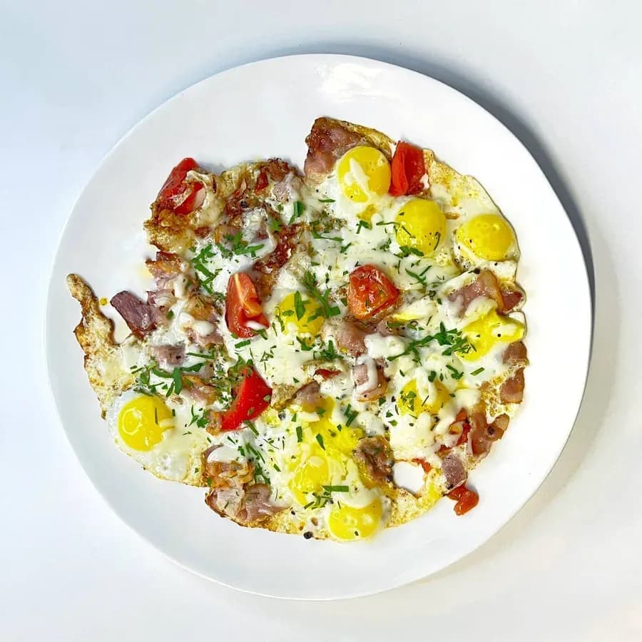 Глазунья из перепелиных яиц с беконом, томатами и сыром