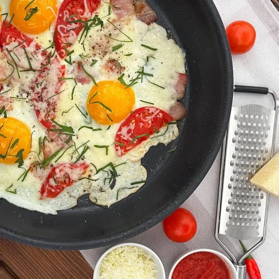 Глазунья с беконом, томатами и сыром