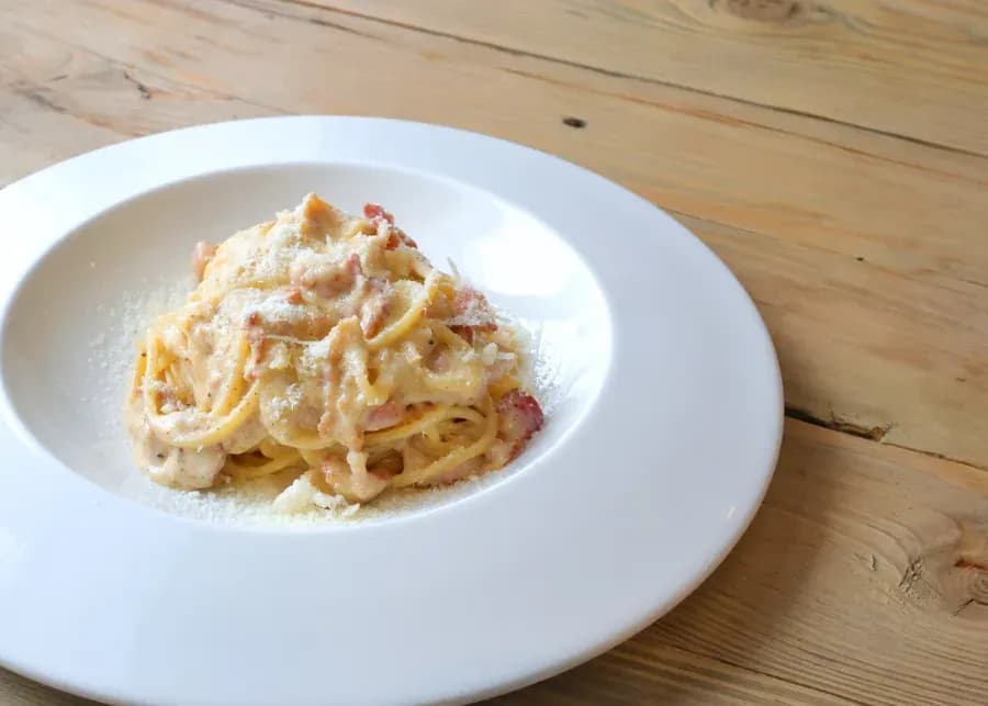Карбонара с фермерскими яйцами и беконом