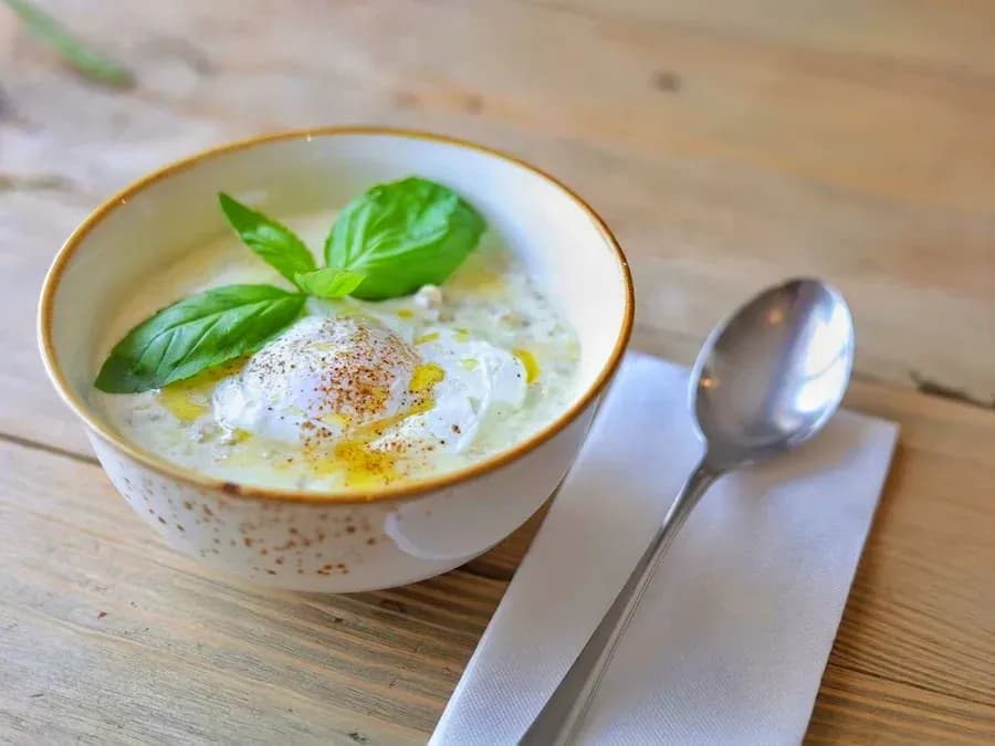 Каша овсяная с яйцом и пармезаном