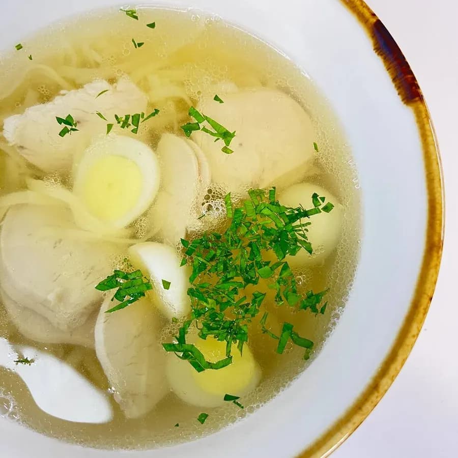 Куриный суп с домашней лапшой и перепелиными яйцами