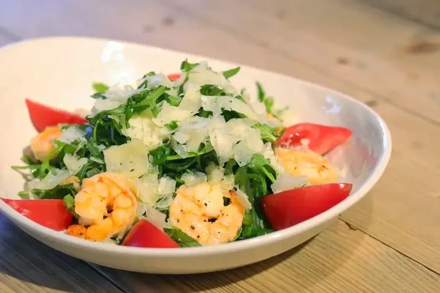 Салат с рукколой и креветками
