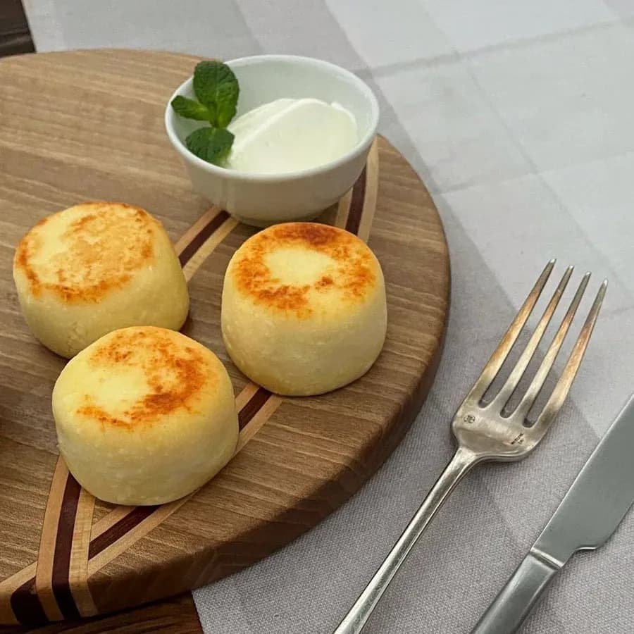 Сырники из фермерского творога со сметаной и джемом